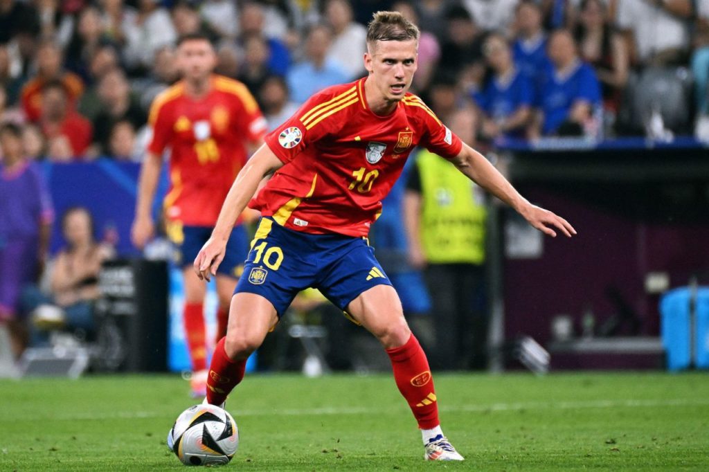 Dani-Olmo-Espanha-jogo-alamy2XGW4A3 Meia Dani Olmo, reforço do Barcelona, em ação na Eurocopa pela Espanha