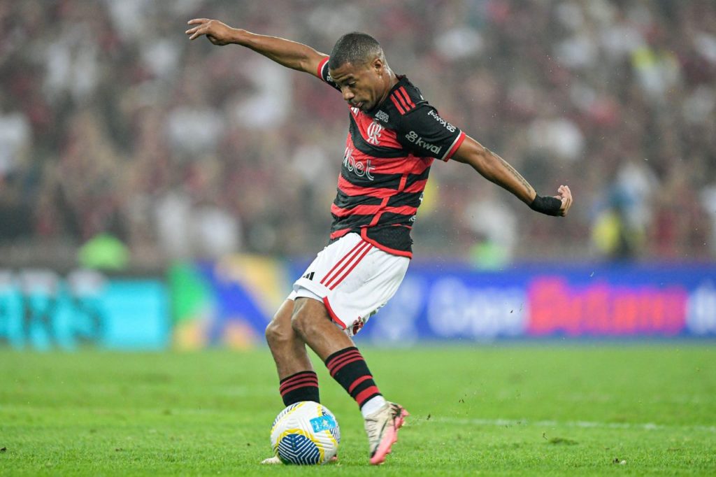 De-La-Cruz-Flamengo-jogo-alamy2XNH24N Meia De La Cruz em jogo do Flamengo no Maracanã