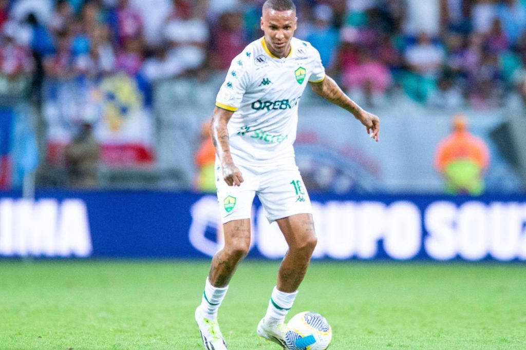 Deyverson-Cuiabá-jogo-alamy2XHEAHA Centroavante Deyverson em jogo do Cuiabá