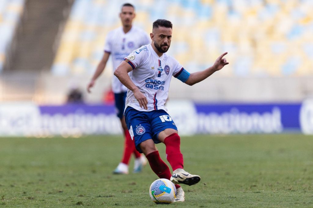Everton-Ribeiro-Bahia-jogo-alamy2XP8XYK Meia Everton Ribeiro em jogo do Bahia no Campeonato Brasileiro