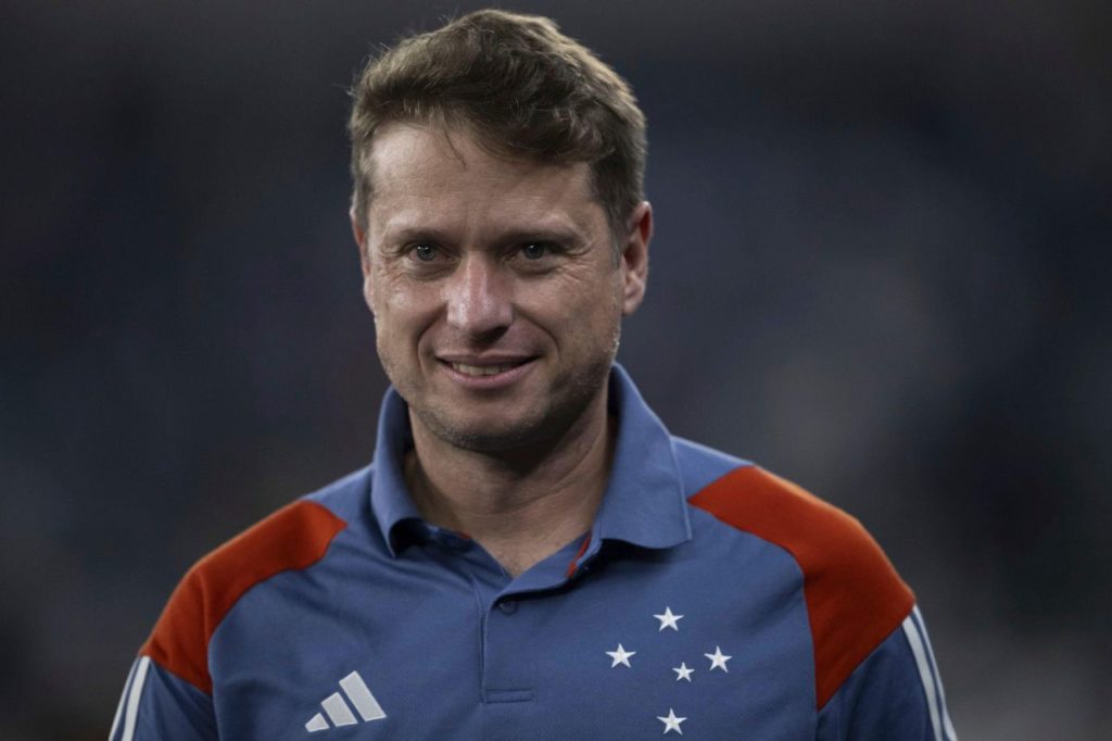 Fernando-Seabra-Cruzeiro-treinador-alamy2XMFBMK Técnico Fernando Seabra no comando do Cruzeiro no Brasileirão