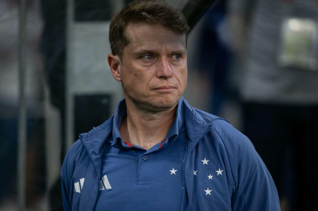 Fernando-Seabra-Cruzeiro-treinador-alamy2XRJH4X Técnico Fernando Seabra no comando do Cruzeiro