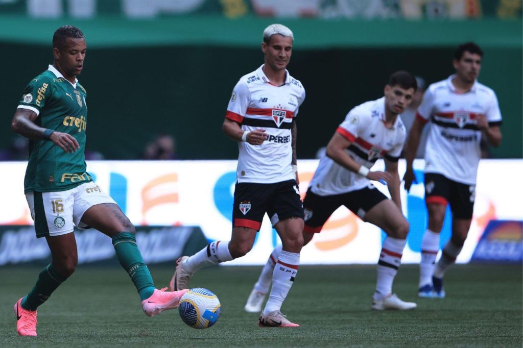 Ferreira-São-Paulo-jogo-alamy878055 Atacante Ferreira no clássico entre São Paulo e Palmeiras