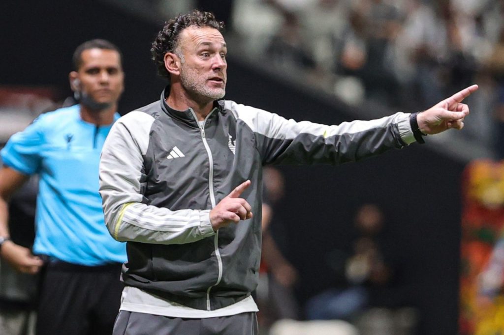 Gabriel-Milito-Atlético-MG-treinador-alamy2XPW3M1 Técnico Gabriel Milito no comando do Atlético-MG à beira do campo