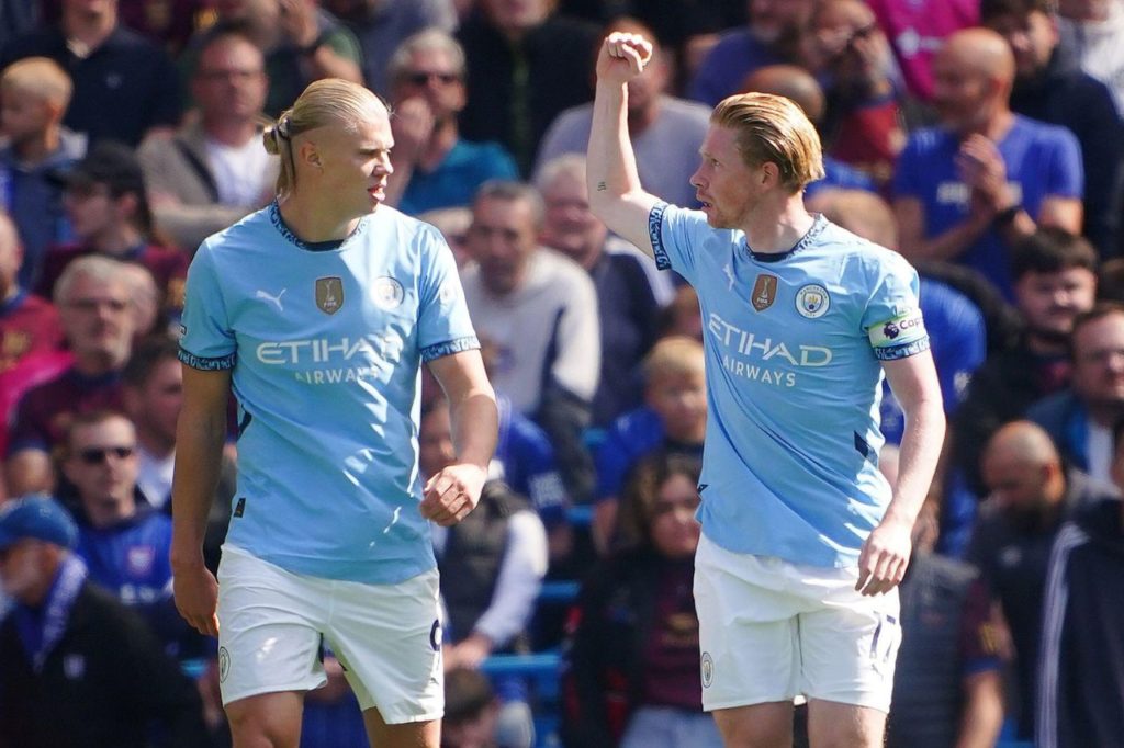 Haaland-De-Bruyne-Manchester-City-gol-alamy2XXF695 Erling Haaland e Kevin de Bruyne comemoram gol pelo Manchester City