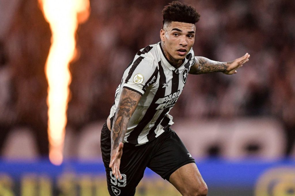 Igor-Jesus-Botafogo-gol-alamy2Y03KRN Atacante Igor Jesus comemora gol pelo Botafogo na vitória sobre o Fortaleza