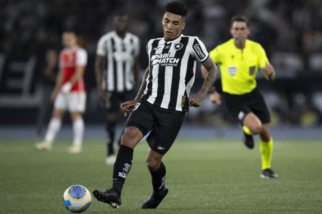 Igor-Jesus-Botafogo-jogo-alamy2XK3M85 Centroavante Igor Jesus em jogo do Botafogo no Nilton Santos
