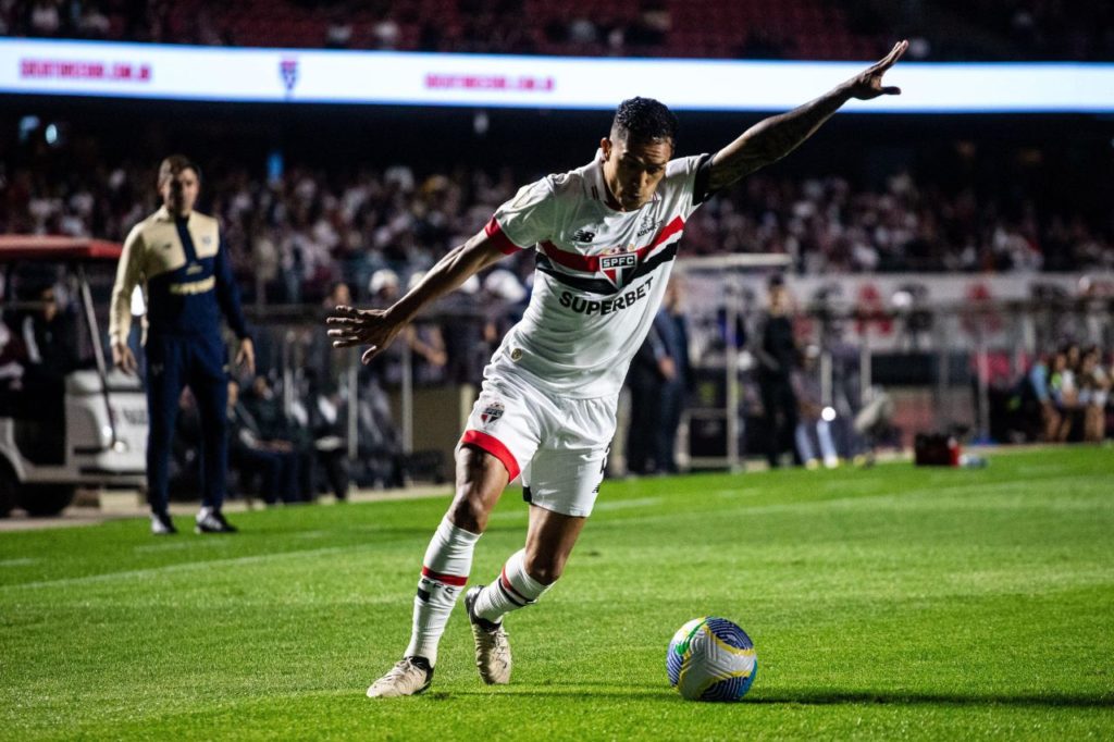 Igor-Vinicius-São-Paulo-jogo-alamy2XKY95Y Lateral Igor Vinícius em jogo do São Paulo no Brasileirão