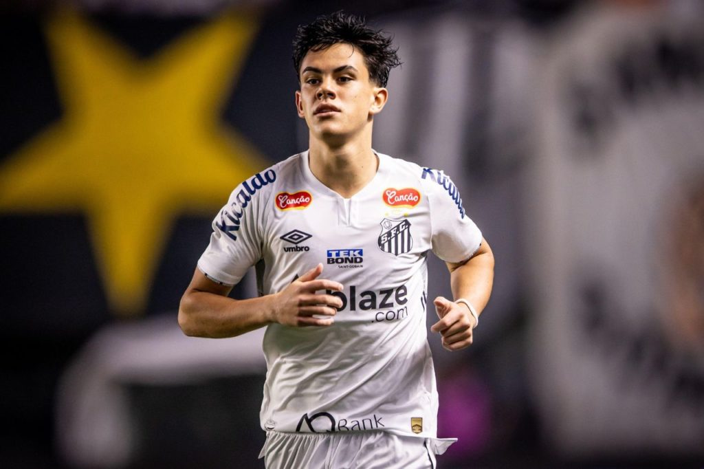 JP-Chermont-Santos-jogo-alamy2XP130R Lateral-direito JP Chermont em jogo do Santos pela Série B do Brasileiro