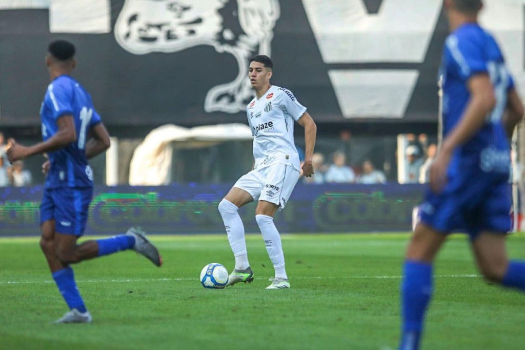 Jair-Santos-jogo-alamy2XW528E Zagueiro Jair em jogo do Santos na Vila Belmiro pela Série B do Brasileiro