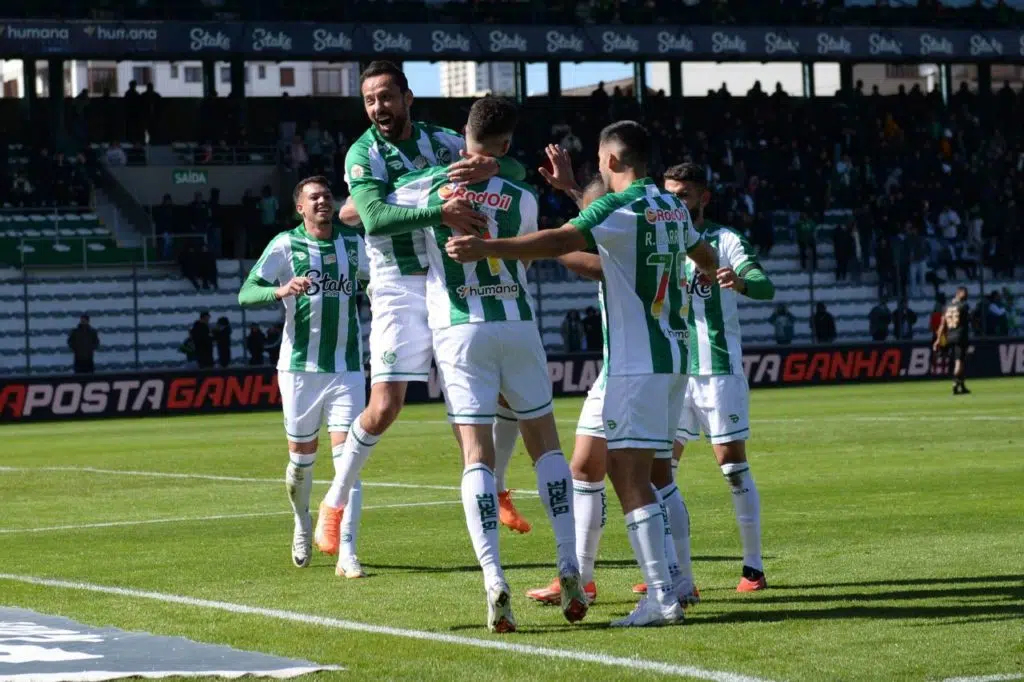 Juventude-comemora-gol-jogo-alamy2XRM646 Jogadores do Juventude comemorando gol na vitória sobre o Botafogo no Alfredo Jaconi pelo Brasileirão