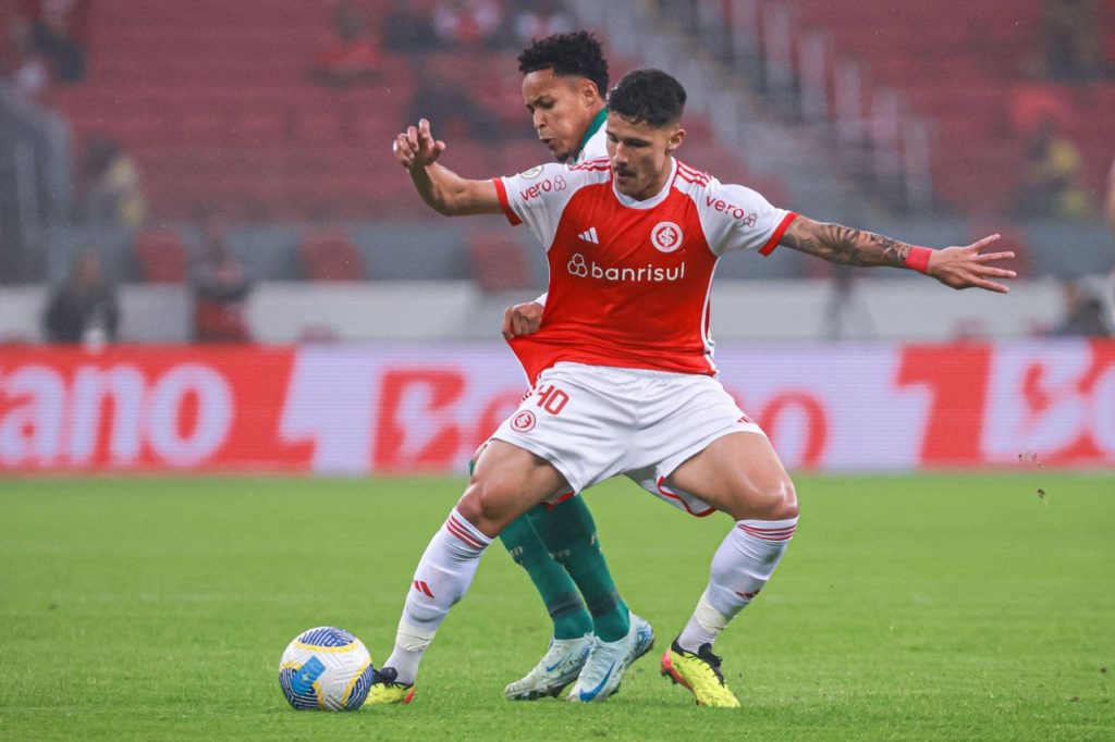 Lázaro-Rômulo-Palmeiras-Inter-jogo-alamy2XP8YR9 Lázaro e Rômulo disputando bola no empate entre Palmeiras e Inter no Beira-Rio pelo Brasileirão