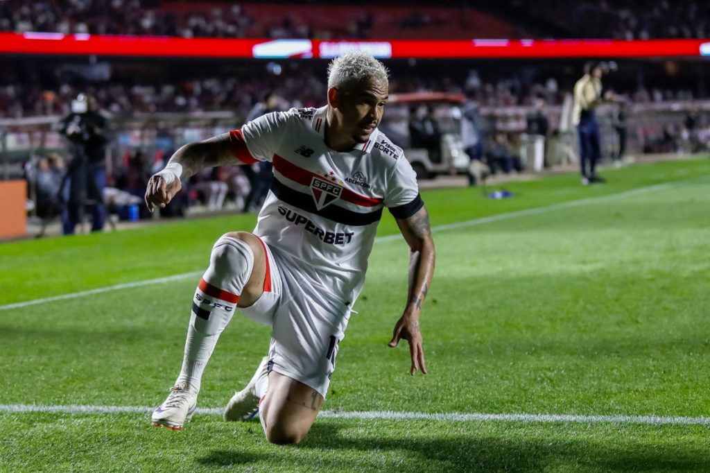 Luciano-São-Paulo-jogo-alamy2XYAWE4 Atacante Luciano em jogo do São Paulo no Brasileirão