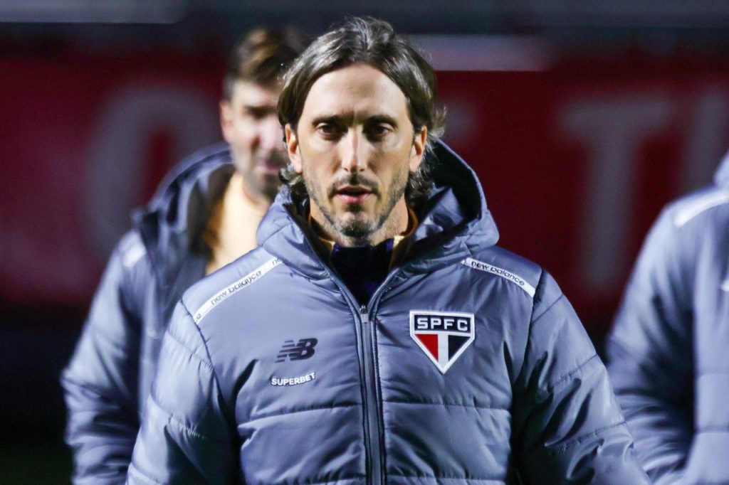 Luis-Zubeldía-São-Paulo-treinador-alamy2XN4MC8 Técnico Zubeldía no comando do São Paulo na Copa do Brasil