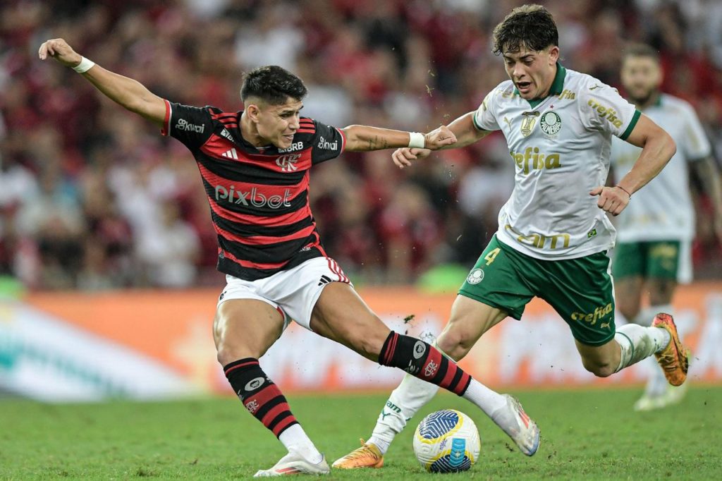 Luiz-Araújo-Flamengo-jogo-alamy2XNH308 Atacante Luiz Araújo em jogo do Flamengo contra o Palmeiras pela Copa do Brasil