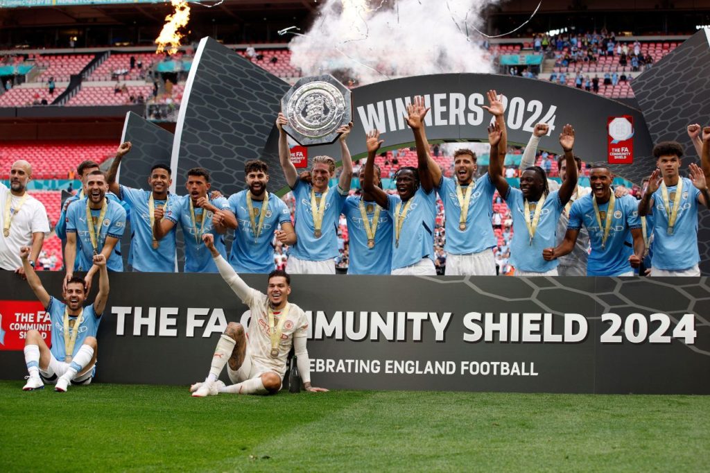 Manchester-City-comemora-Supercopa-da-Inglaterra-alamy2XRG8TE Jogadores do Manchester City comemoram o título da Supercopa da Inglaterra em Wembley