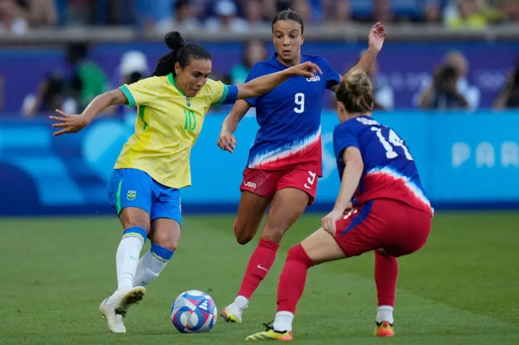 Marta-Swanson-Brasil-Estados-Unidos-final-alamy2XRGDF3 Marta sendo marcada por Swanson na final entre Brasil e Estados Unidos pelas Olimpíadas de Paris