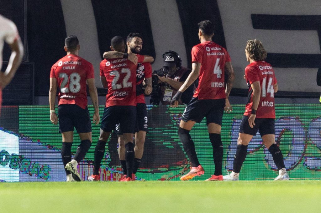 Mastriani-Athletico-gol-alamy2XPW32T Centroavante Mastriani comemorando gol do Athletico-PR na vitória sobre o Bragantino