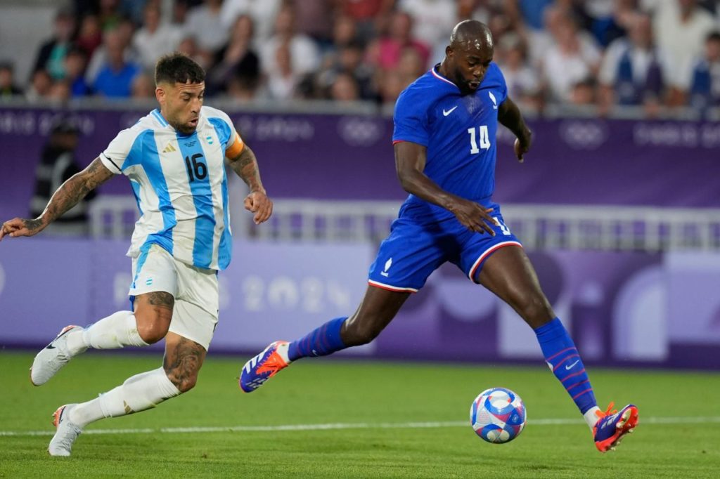 Mateta-França-Argentina-jogo-alamy2XNY2NP Atacante Mateta sendo marcado pelo zagueiro Otamendi no jogo entre França e Argentina nos Jogos de Paris-2024
