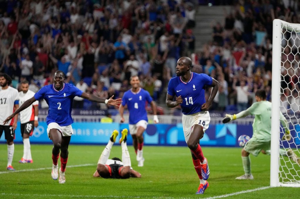 Mateta-França-gol-Olimpíadas-alamy2XPE16M Mateta comemora gol da França na vitória sobre o Egito na semifinal das Olimpíadas de Paris