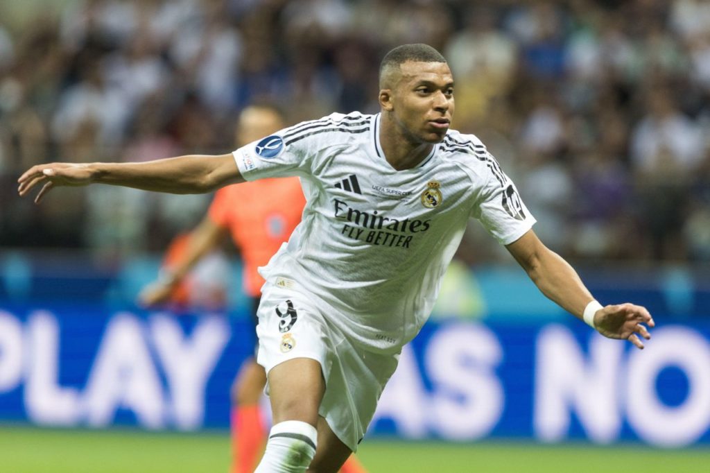 Mbappé-Real-Madrid-gol-alamy2XTFTBT Kylian Mbappé comemora gol na estreia pelo Real Madrid na Supercopa da Europa