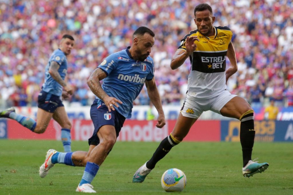 Moisés-Fortaleza-jogo-alamy2XRHAFF Moisés do Fortaleza conduz a bola no jogo contra o Criciúma na Arena Castelão pelo Brasileirão