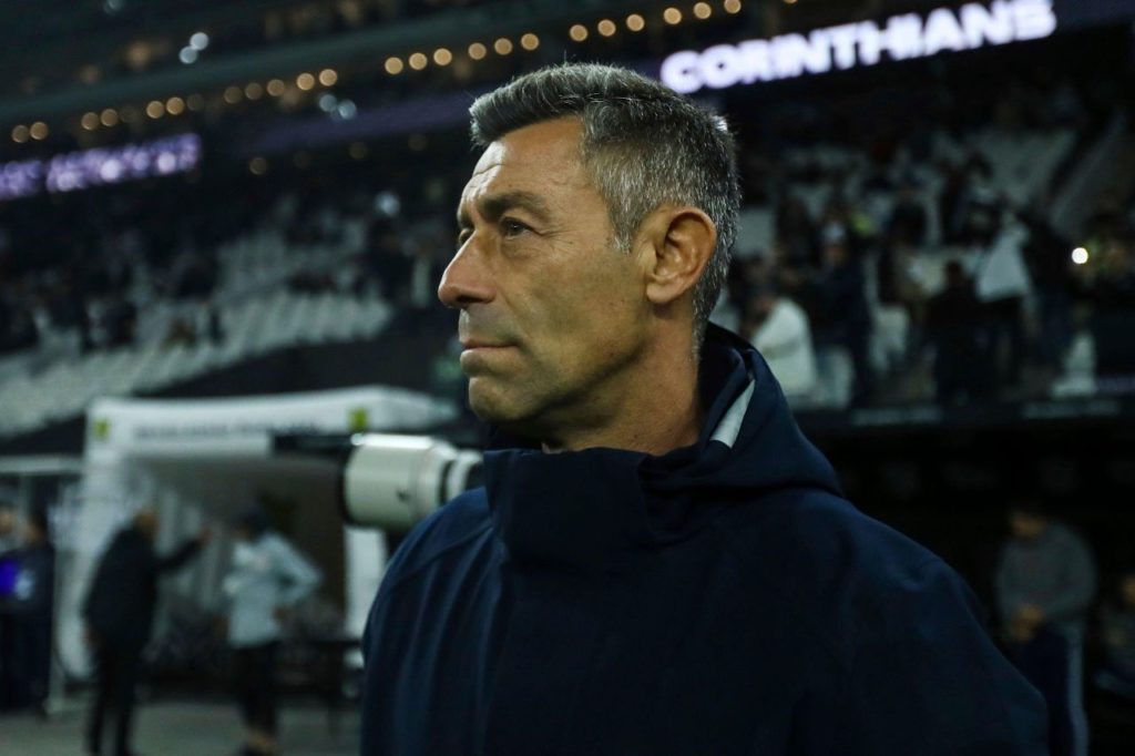 Pedro-Caixinha-treinador-Bragantino-alamy2XRJHPM Treinador Pedro Caixinha no comando do Red Bull Bragantino em jogo contra o Corinthians