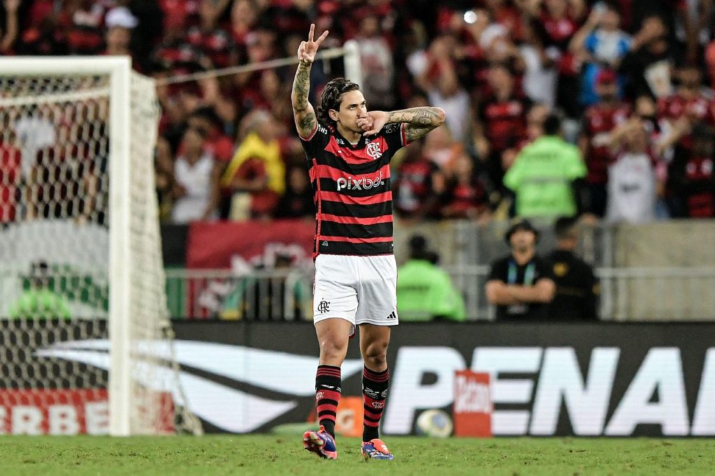 Pedro-Flamengo-gol-alamy2XNH4WH Atacante Pedro comemora gol do Flamengo na vitória sobre o Palmeiras no Maracanã