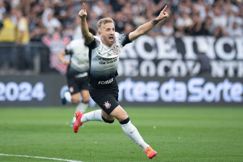 Pedro-Henrique-Corinthians-gol-alamy2XP940N Atacante Pedro Henrique sai para comemorar o gol de empate do Corinthians com o Juventude
