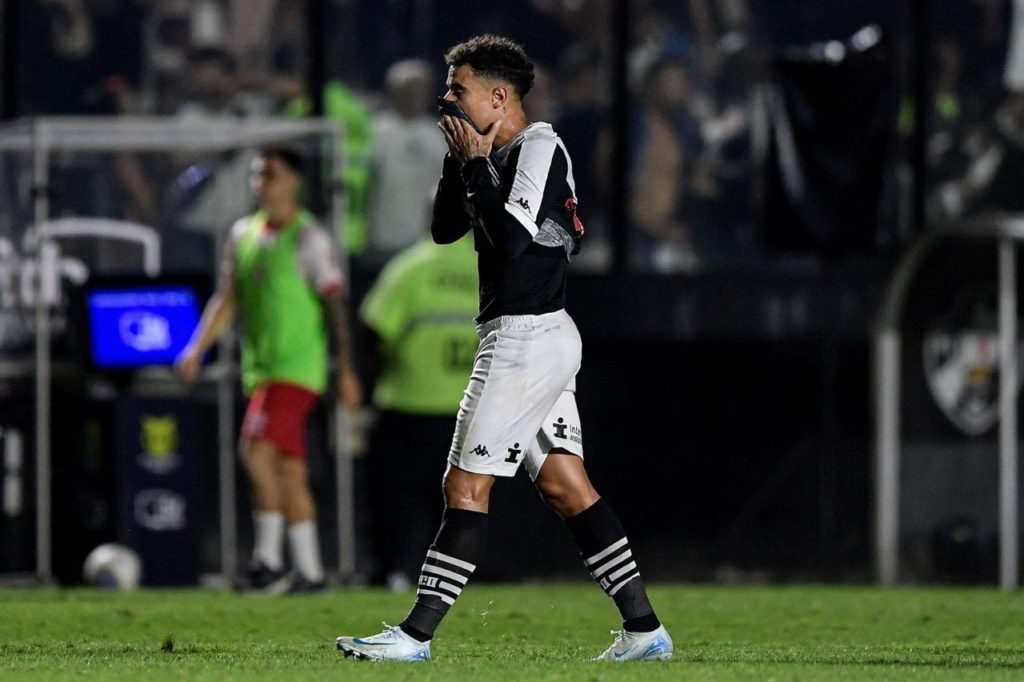 Philippe-Coutinho-Vasco-jogo-alamy2XP5YH8 Meia Coutinho deixa o campo com dores na coxa em jogo do Vasco da Gama em São Januário