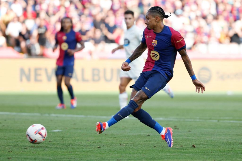 Raphinha-Barcelona-gol-alamy2Y00G2J Atacante Raphinha marcando pelo Barcelona em goleada sobre o Valladolid na LaLiga