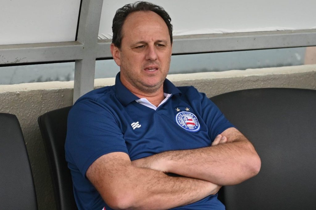 Rogério-Ceni-Bahia-treinador-alamy2XW5045 Técnico Rogério Ceni no banco de reservas do Bahia