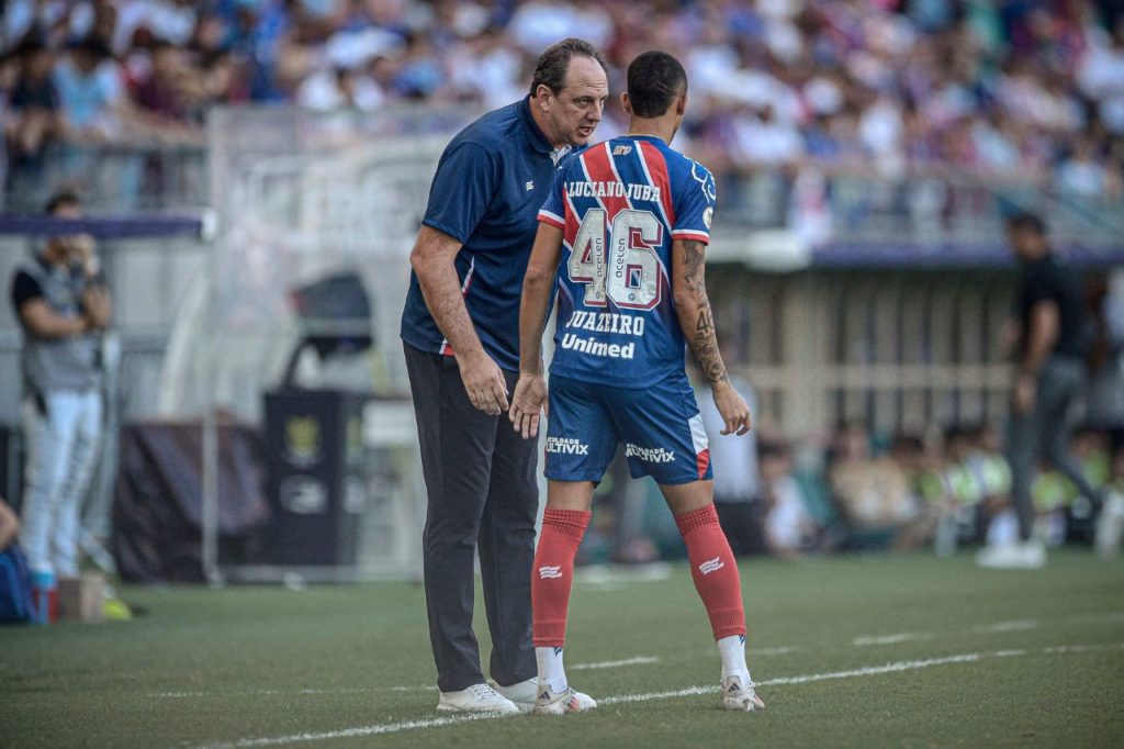 Rogério-Ceni-Luciano-Juba-jogo-Bahia-alamy2XXNC9P Técnico Rogério Ceni orienta Luciano Juba em jogo do Bahia