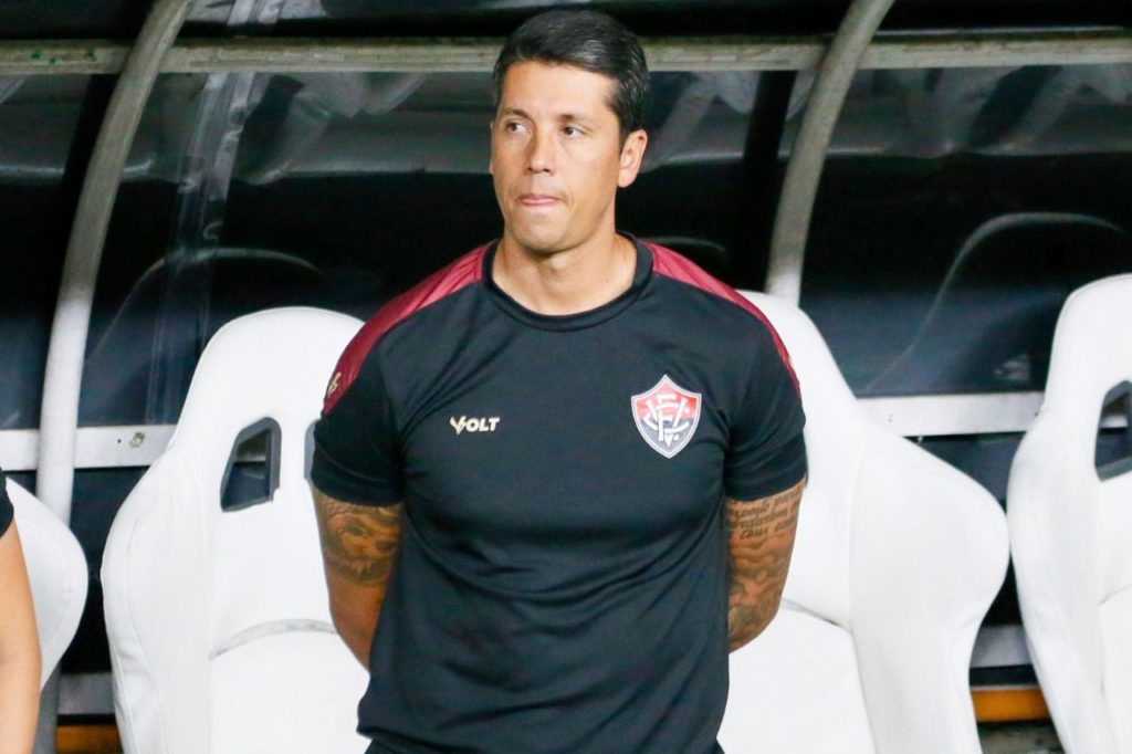 Thiago-Carpini-Vitória-treinador-alamy2XJCAA2 Técnico Thiago Carpini no comando do Vitória no Brasileirão