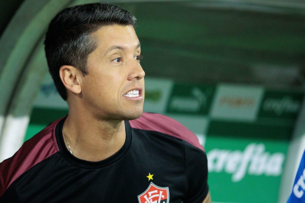 Thiago-Carpini-Vitória-treinador-alamy2XMFGAB Técnico Thiago Carpini no comando do Vitória no Brasileirão