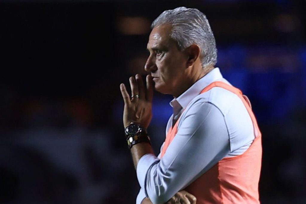 Tite-Flamengo-técnico-alamy2XP763W Técnico Tite no comando do Flamengo à beira do campo