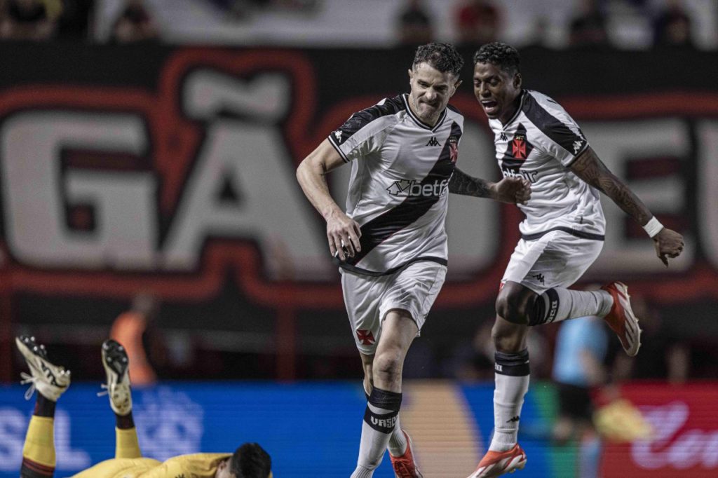 Vegetti-Vasco-gol-alamy2XNHB5K Atacante Vegetti comemora gol de empate do Vasco no jogo contra o Atlético-GO pela Copa do Brasil