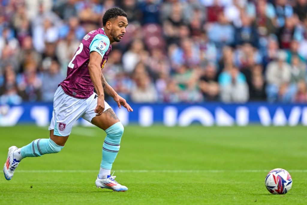 Vitinho-Burnley-jogo-alamy2XW32PM Lateral-direito Vitinho em jogo do Burnley, da Inglaterra