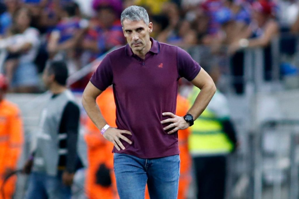 Vojvoda-treinador-Fortaleza-alamy2XX2EGB Vojvoda no comando do Fortaleza em jogo no Castelão