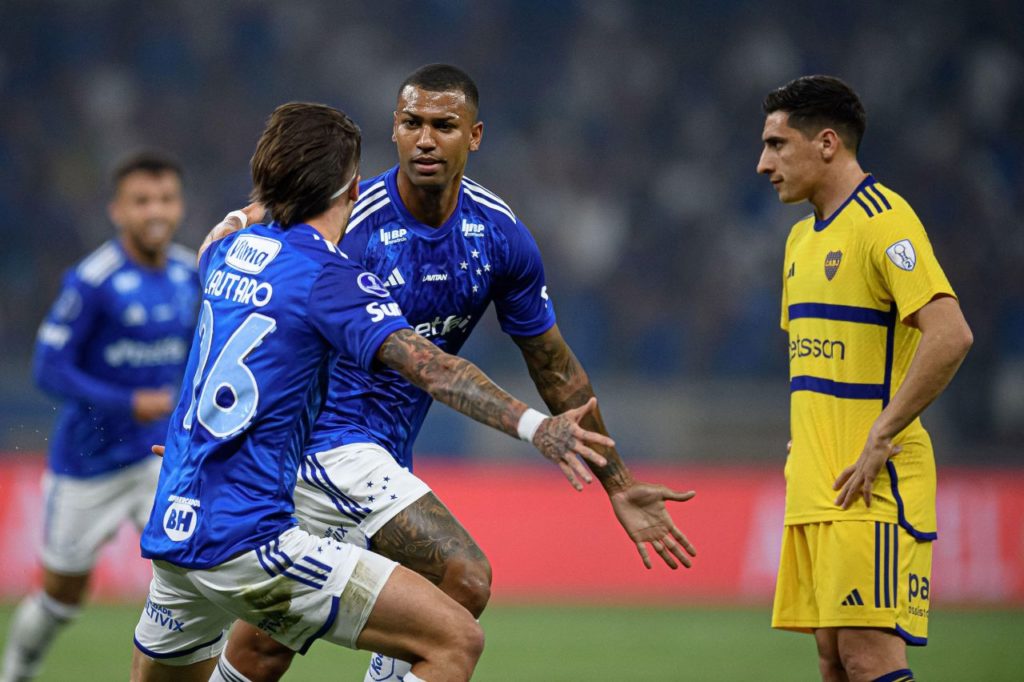 Walace-Cruzeiro-gol-alamy2XX707J Walace comemorando gol do Cruzeiro na vitória sobre o Boca Juniors no Mineirão