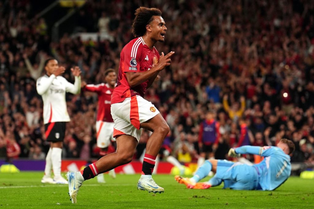 Zirkzee-Manchester-United-gol-alamy2XTYEB5 Zirkzee comemorando gol na vitória do Manchester United sobre o Fulham pelo Campeonato Inglês