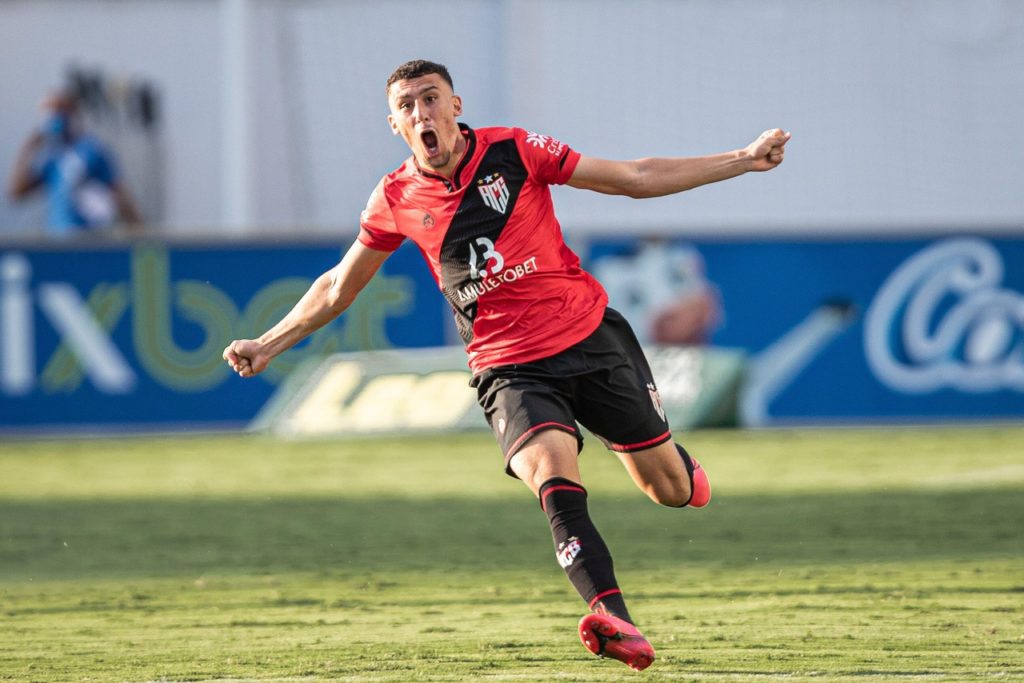 Baralhas-Atlético-GO-Jogo-2J2M0A9 Baralhas, do Atlético-GO, comemorando um dos gols marcados por ele na temporada.