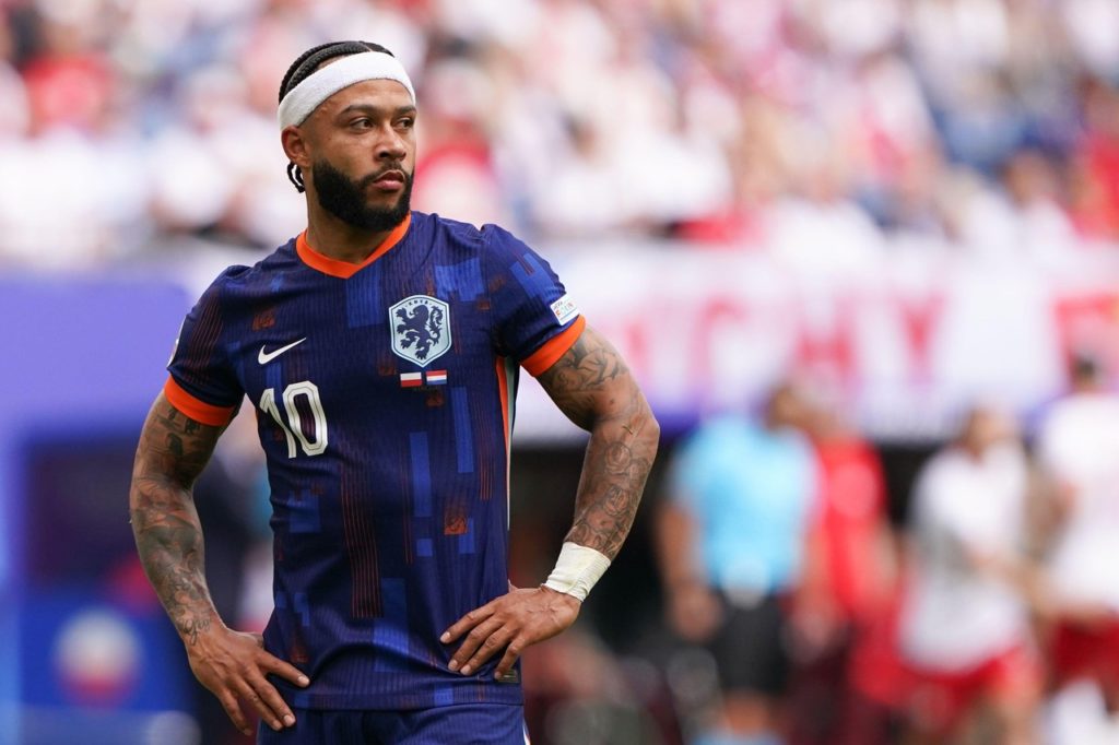 Memphis-Depay-Holanda-Jogo-2XCD1F4 Memphis Depay, da Holanda, observando o jogo pela seleção de seu país.
