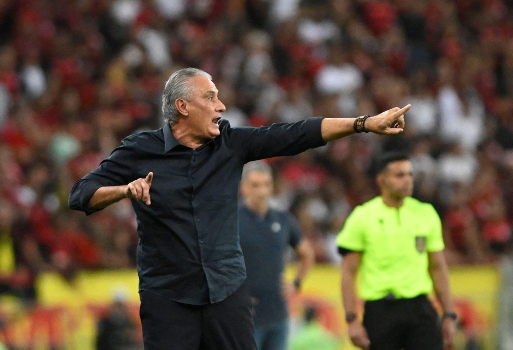 Tite-Flamengo-Jogo-2XH4FW4 Tite, do Flamengo, orientando o time durante um jogo da equipe na temporada de 2024.