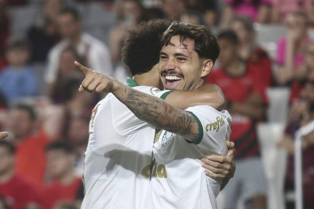 Maurício-Palmeiras-Jogo-2Y0AGTR Maurício, do Palmeiras, comemorando um dos gols marcados pelo time no Brasileirão de 2024.