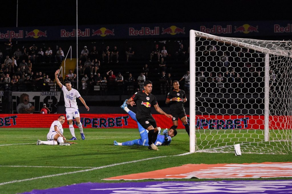Bragantino marca no fim, e vence o Bahia pelo Brasileirão