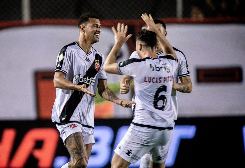 João-Victor-Vasco-Jogo-2Y0B2DR João Victor, do Vasco, comemorando com os companheiros de time um gol marcado na rodada do Brasileirão de 2024.