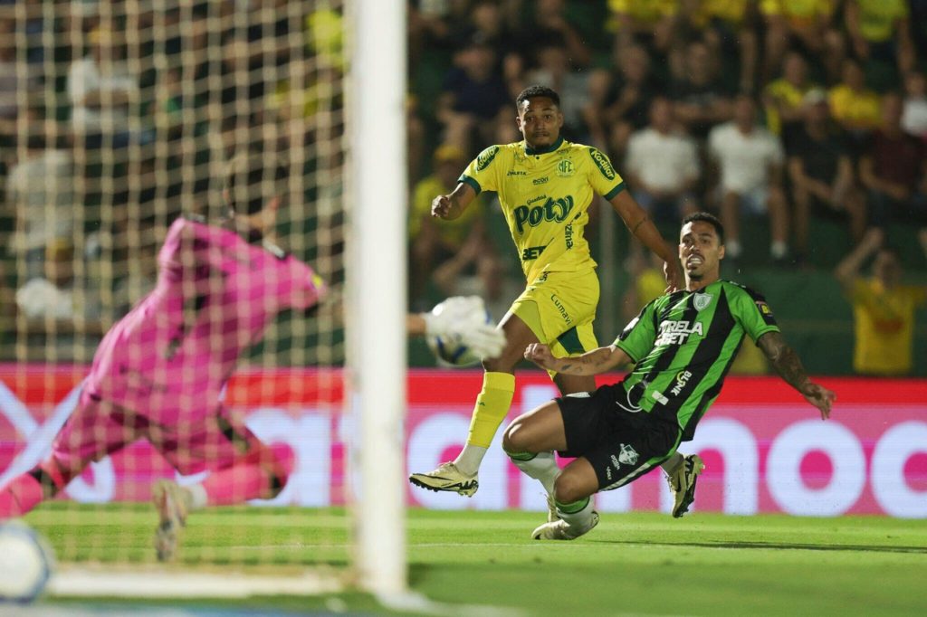 Dellatorre-Mirassol-Jogo-2Y0RGD8 Dellatorre, do Mirassol, desviando a bola antes de marcar um dos gols do time na campanha da Série B do Brasileiro.