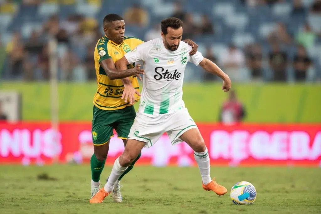 Nenê-Juventude-Jogo-2Y1B1KJ Nenê, do Juventude, disputando uma bola com o adversário na rodada do Campeonato Brasileiro de 2024.