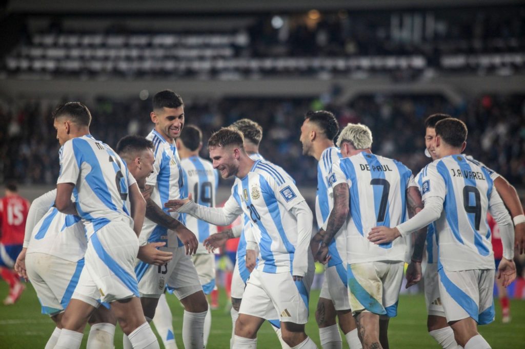 Mac-Allister-Argentina-Jogo-2Y1B5JM Mac Allister, da Argentina, comemorando um gol marcado ao lado dos companheiros de time.